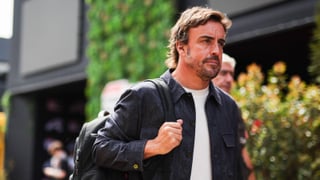 Fernando Alonso posa con su nuevo 'equipo'