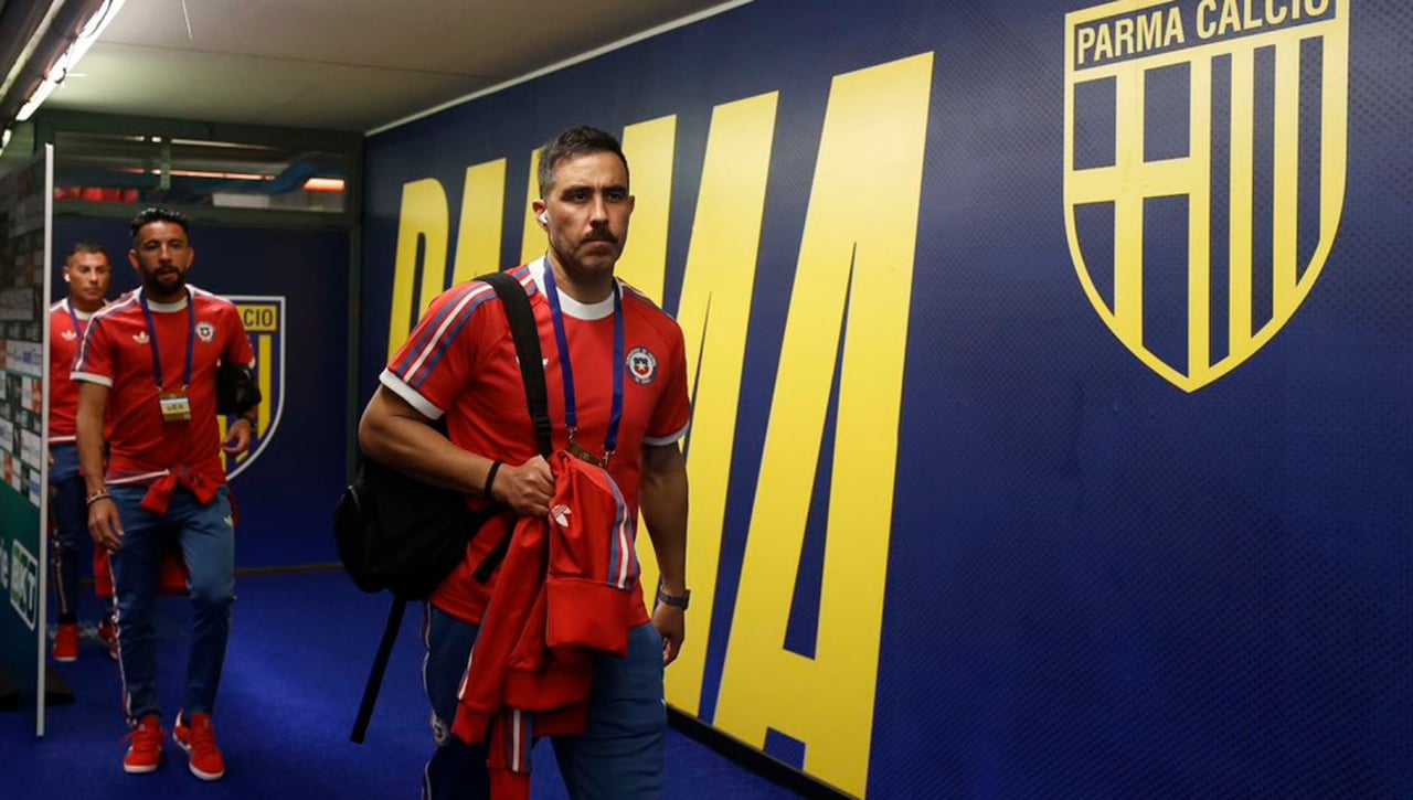 Claudio Bravo, titular 134 días después, calienta para Girona