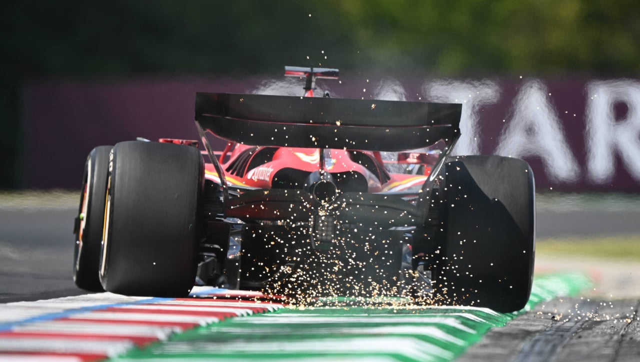 Leclerc da el susto, Sainz sonríe y Fernando Alonso progresa