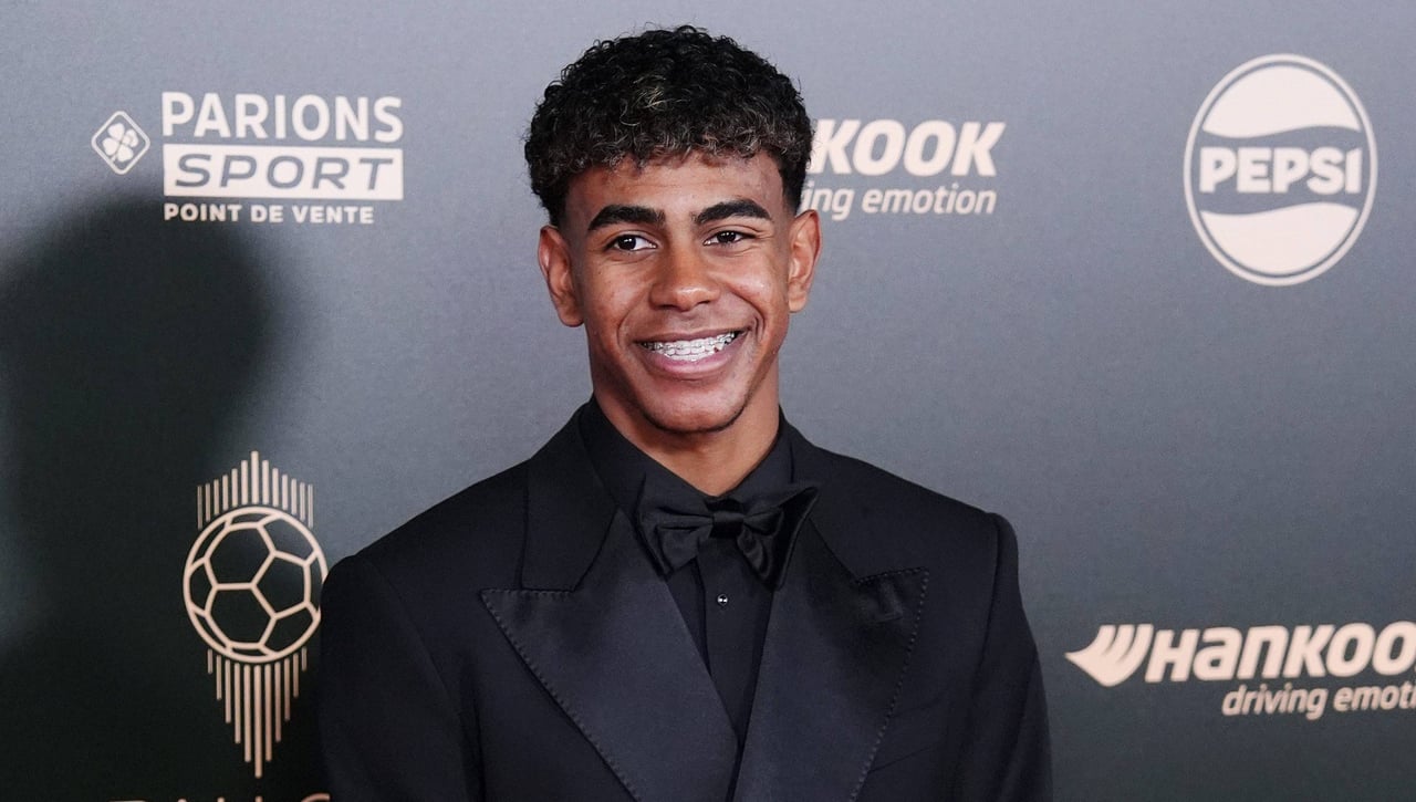 Lamine Yamal recoge el trofeo Kopa acordándose de sus orígenes