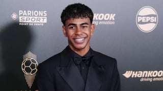 Lamine Yamal recoge el trofeo Kopa acordándose de sus orígenes