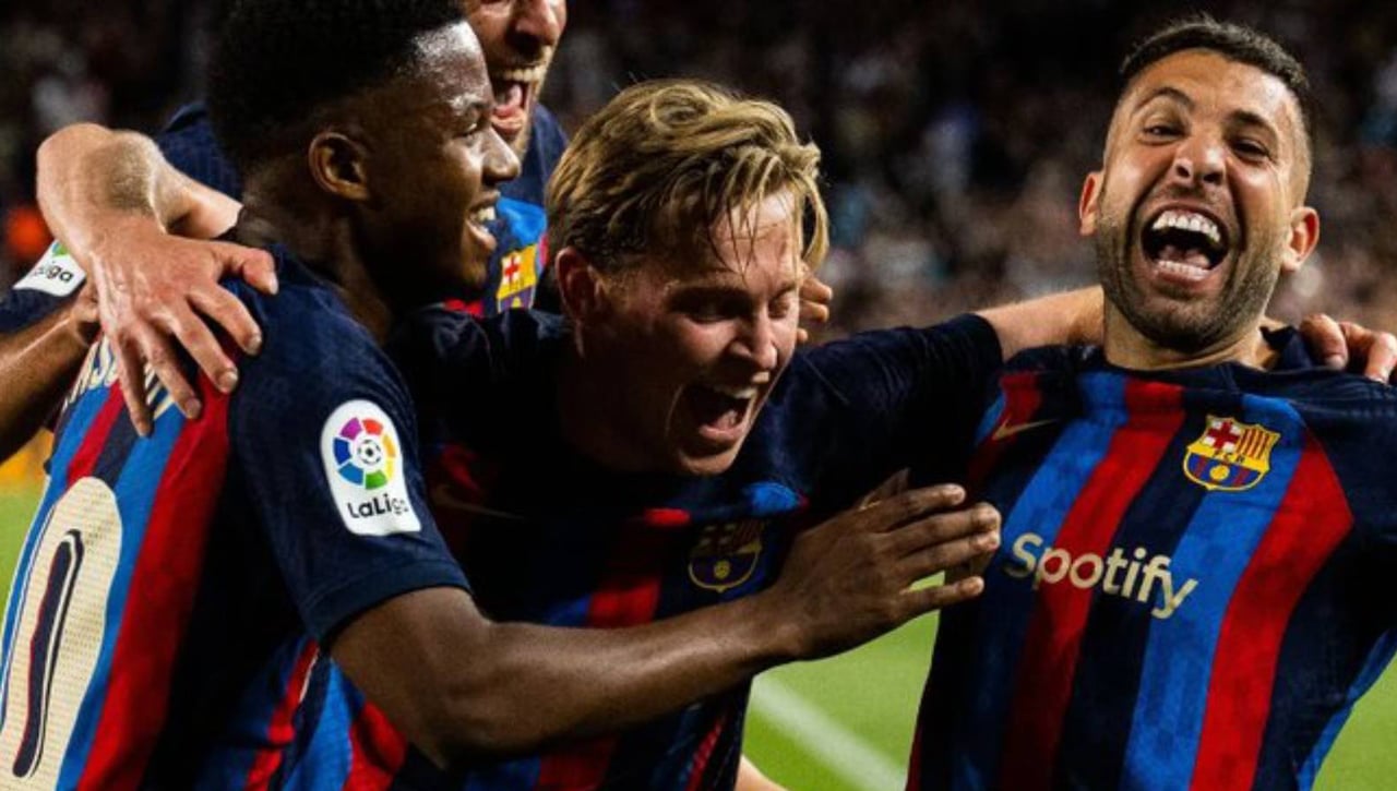 La camiseta blanca del Barcelona ve la luz y vuelve la polémica en el Camp Nou