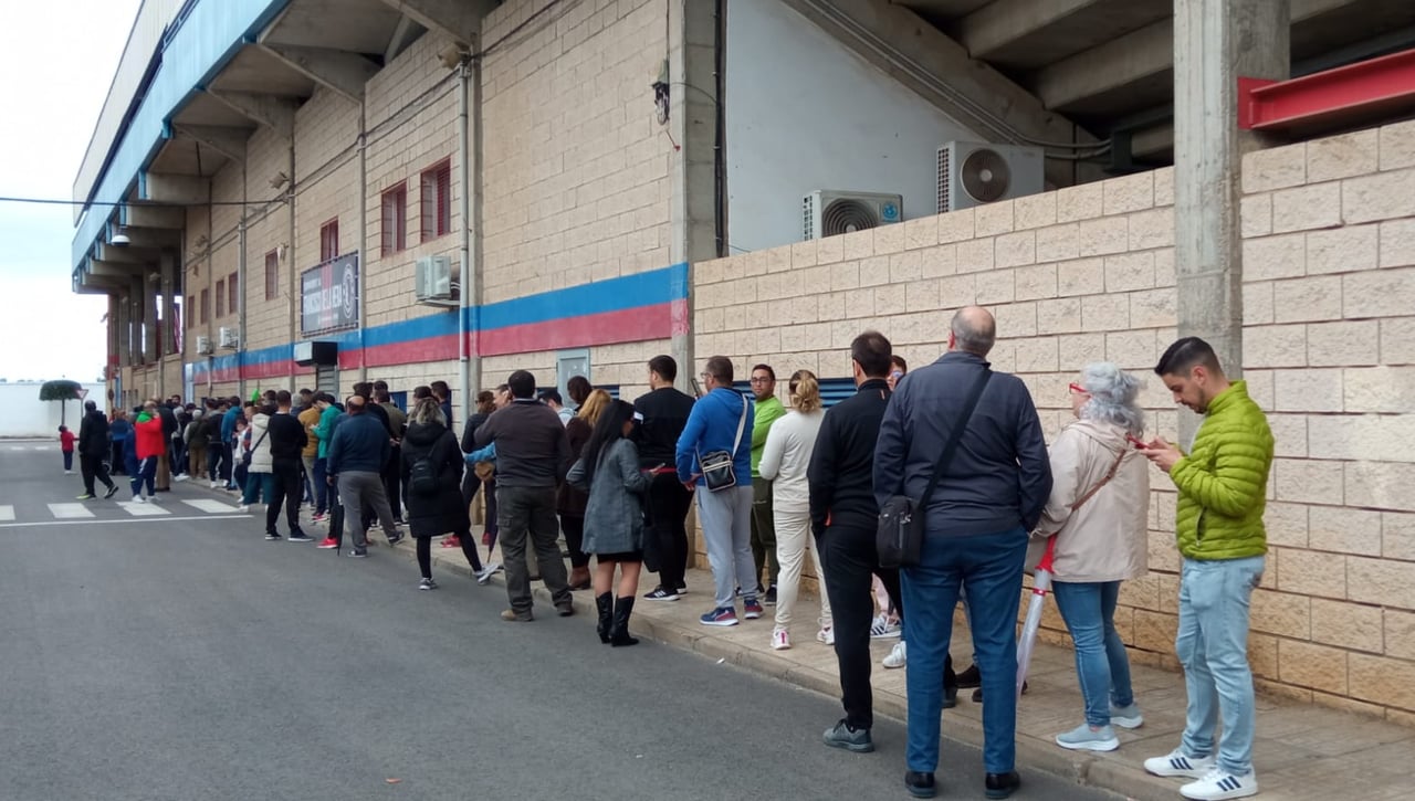 Lleno casi seguro en el Hernán Cortés - Betis: precios, entradas que quedan, reparto y roces con el Extremadura