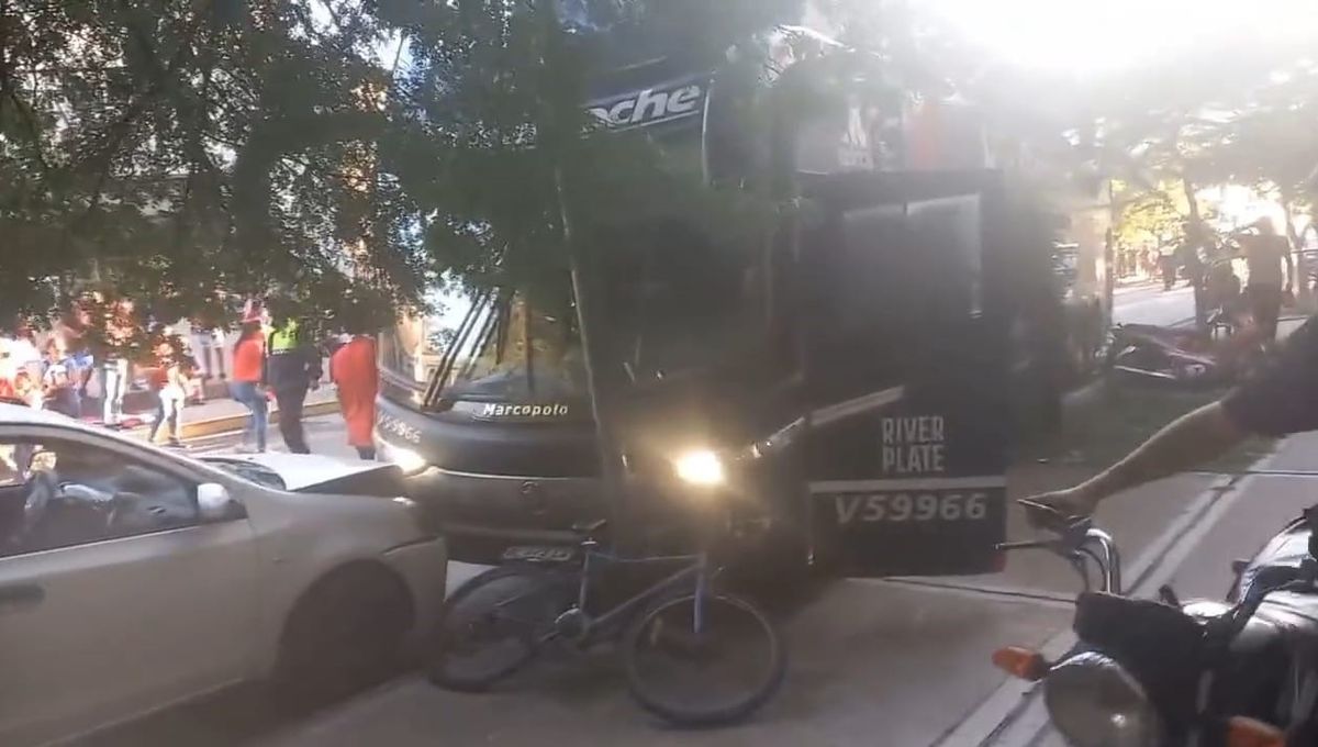 El vídeo en el que autobús de River Plate choca con varios vehículos
