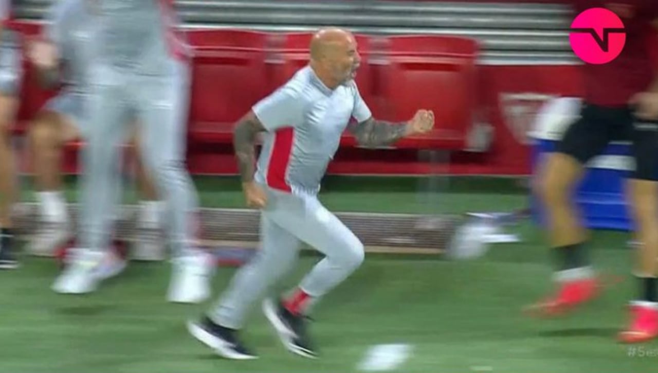 Atizan a Sampaoli por su celebración en el gol anulado a Rafa Mir