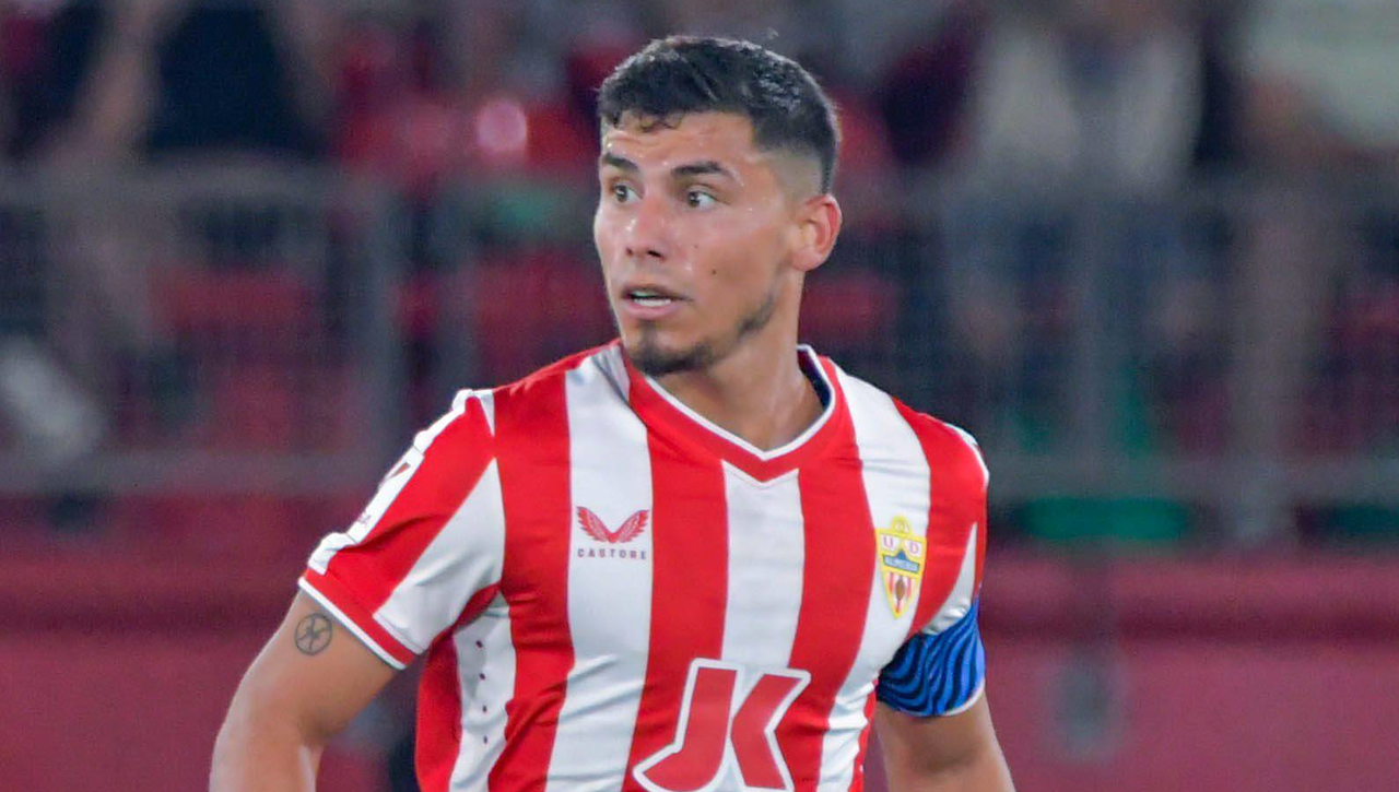 Acuerdo entre Robertone y Velez para salir del Almería