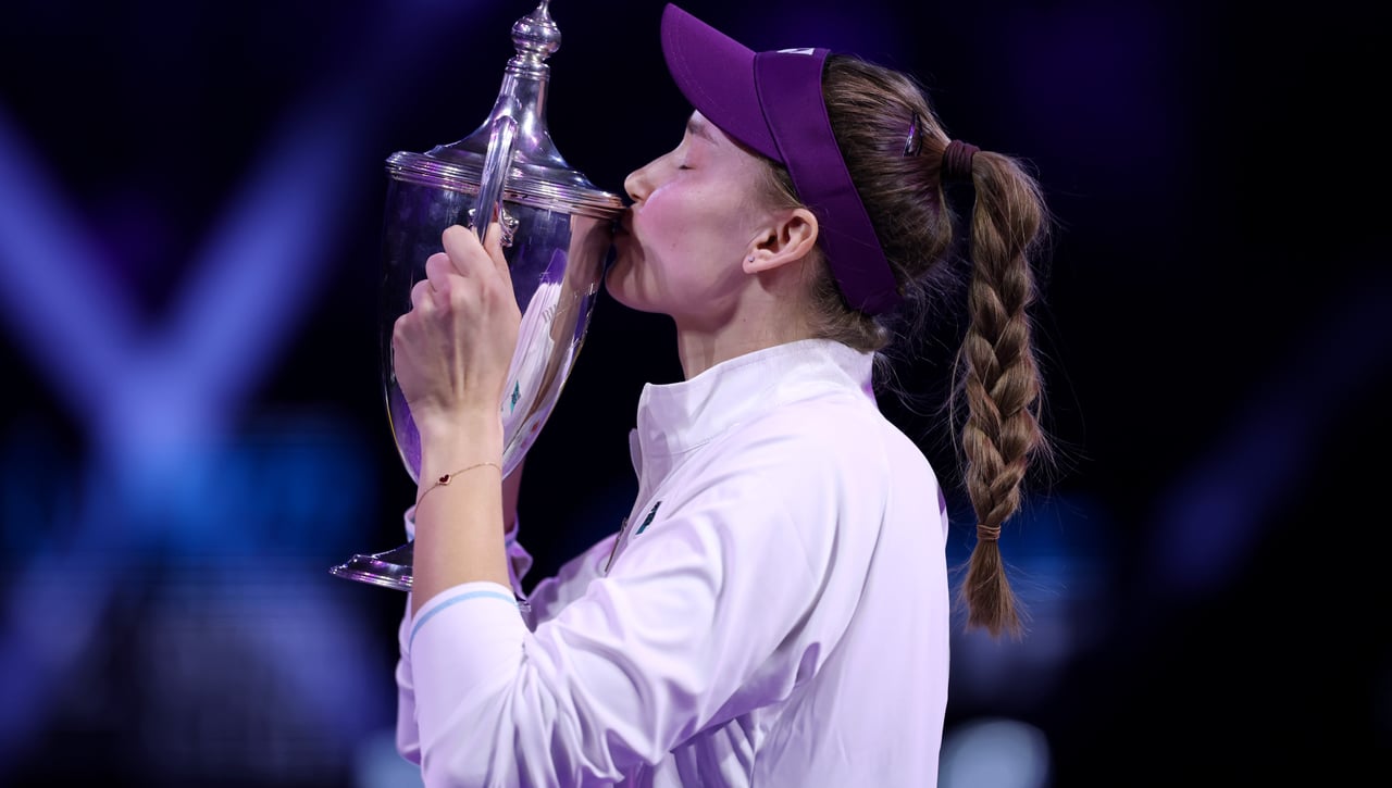 Rybakina sorprende a Sabalenka y es la reina de las WTA Finals