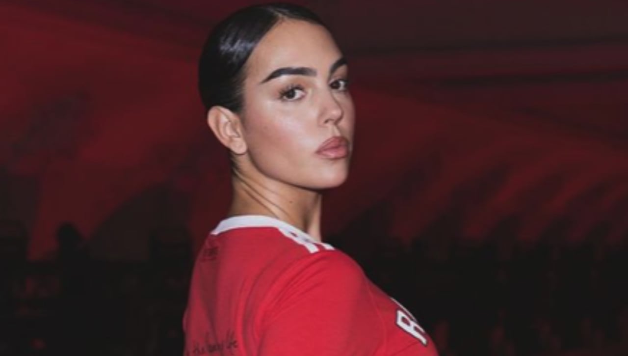 Georgina vuelve a desatar la polémica, ahora en un desfile de la semana de la moda de París