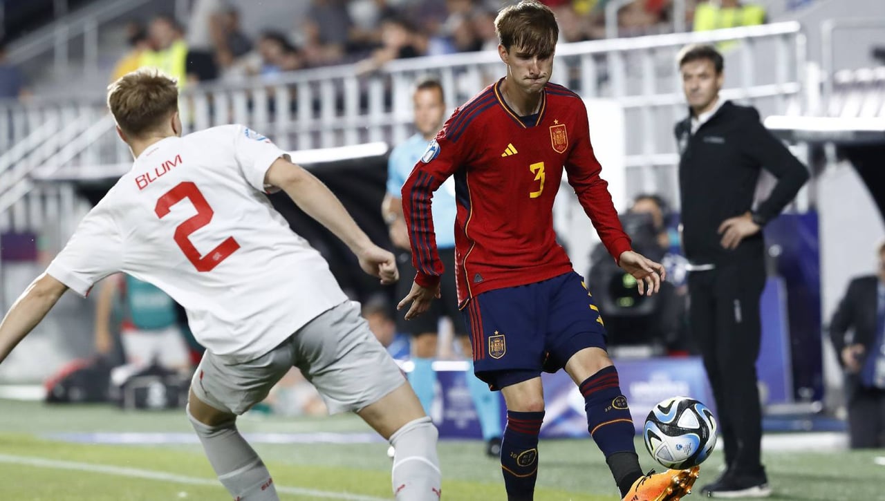 El bético Miranda vuelve a ponerse el traje de superhéroe, ahora con España