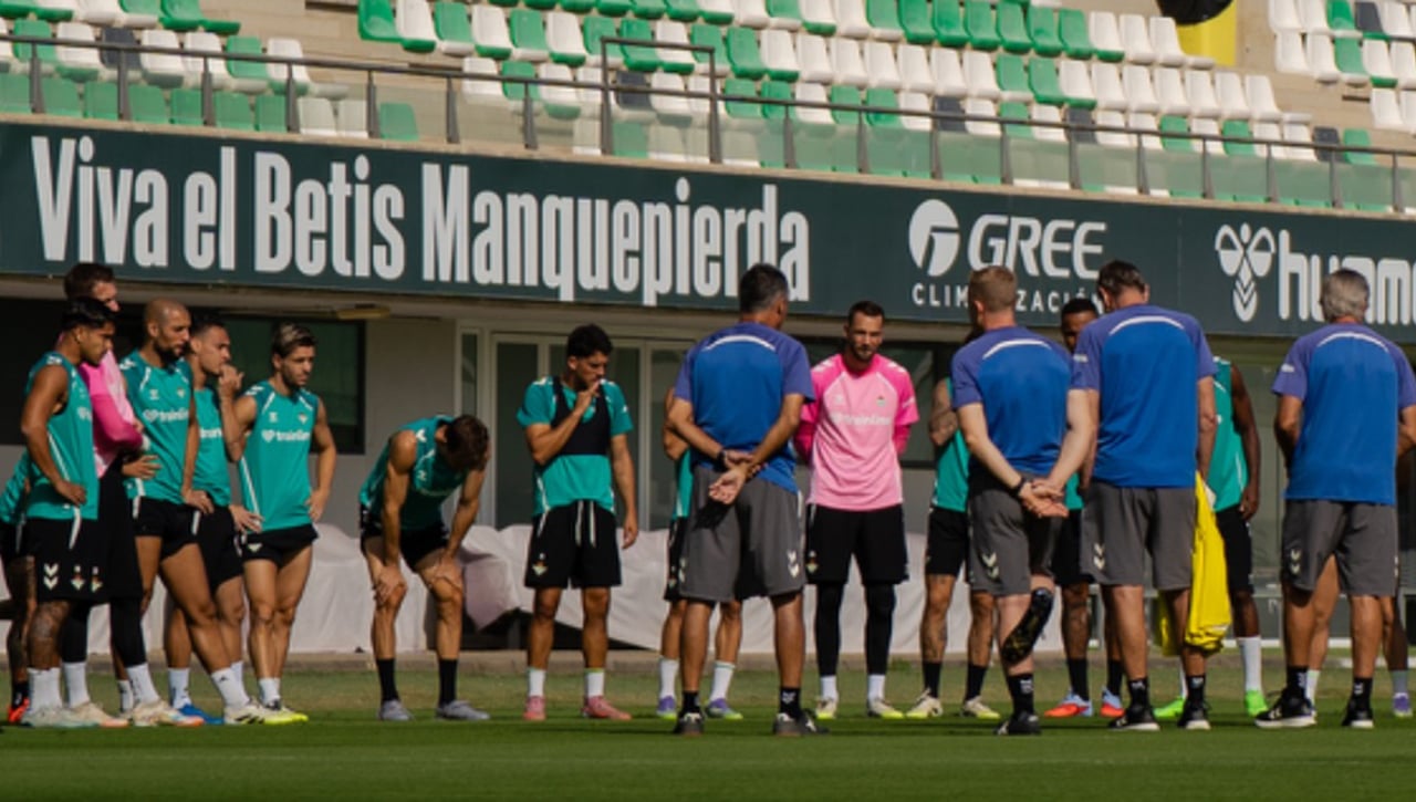 El último entrenamiento del Betis confirma lo esperado y sube a una perla juvenil