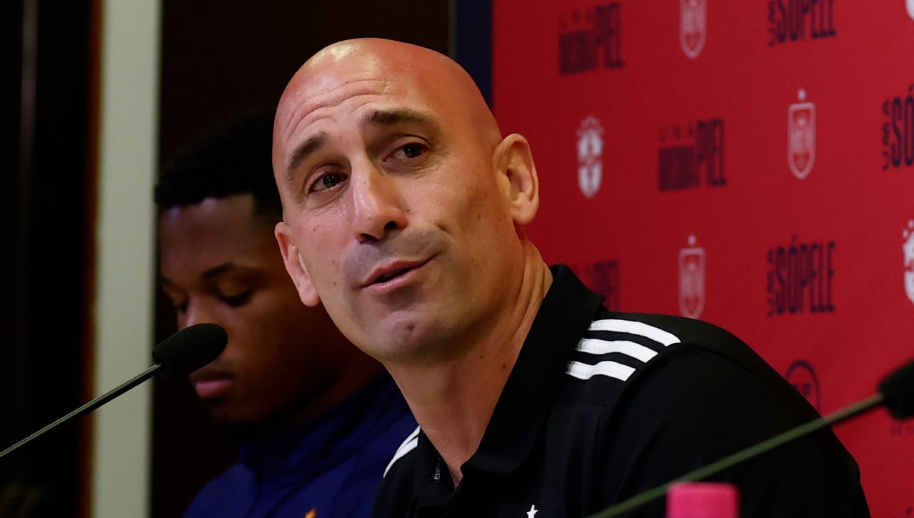 Rubiales pide perdón, pero a medias, por su beso a Jenni Hermoso: "No se trató de una agresión sexual"