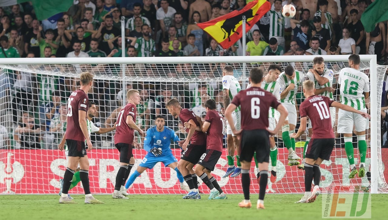 Las instantáneas de una cita en la que al Betis, sin Joaquín, tampoco se le 'aPraga' la luz