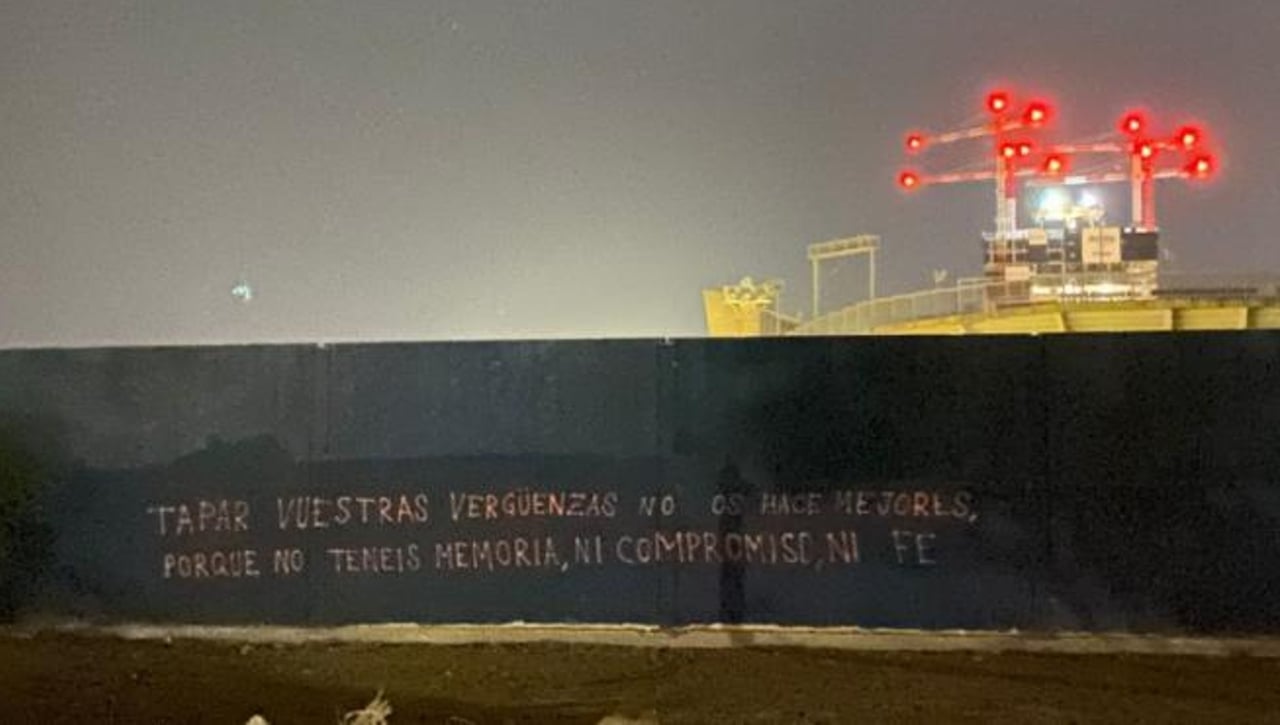 La afición del Málaga vuelve a mostrar su enfado con pintadas en el Anexo