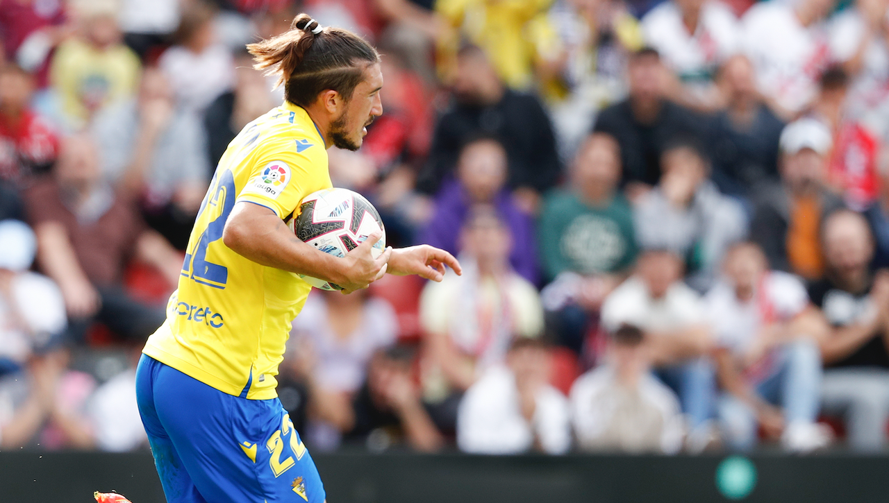 Pacha Espino no cierra las puertas del Cádiz 