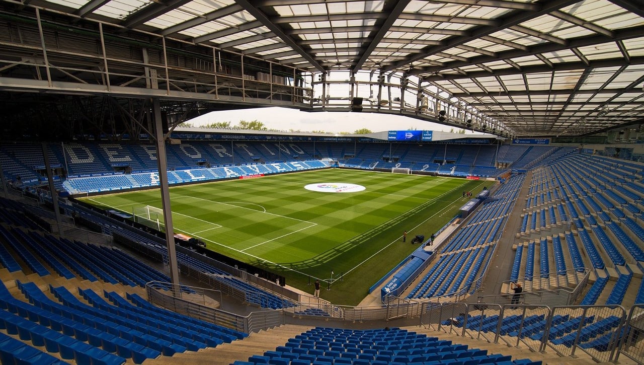 El Alavés aparta a un futbolista por una presunta agresión a su pareja