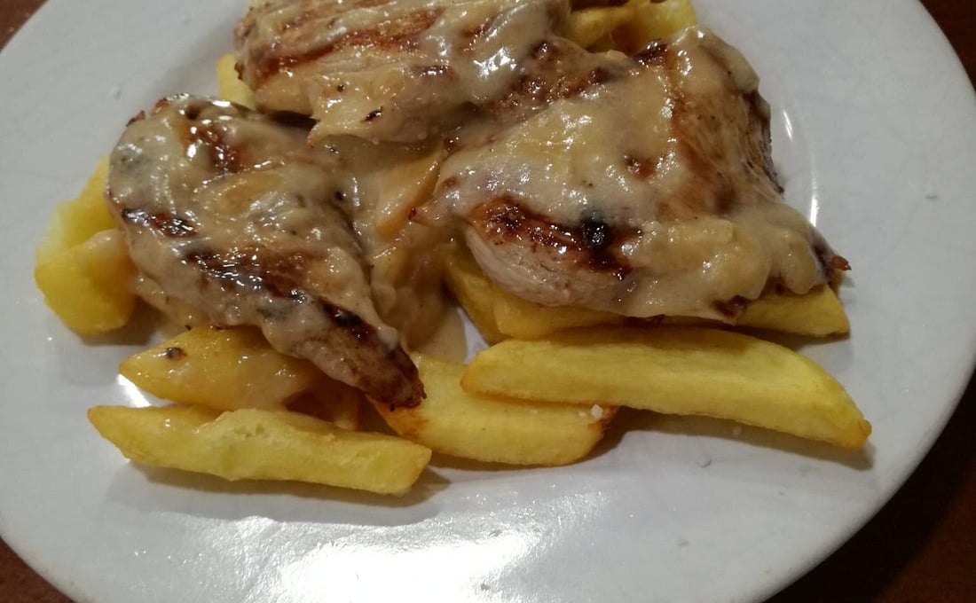 El bar de Sevilla que se ha hecho viral por sus enormes tapas