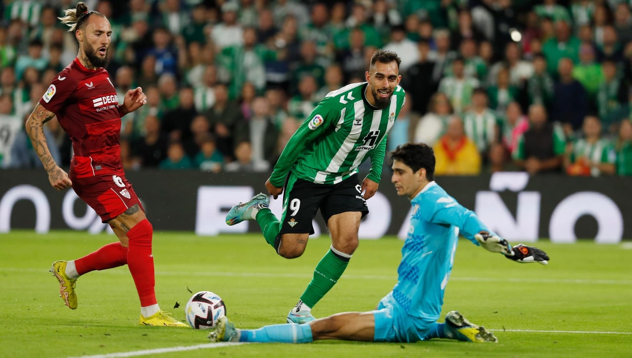 Borja Iglesias y Guardado, sobre la situación del Sevilla: "Prefiero que estén ahí abajo, mejor ahí que arriba"