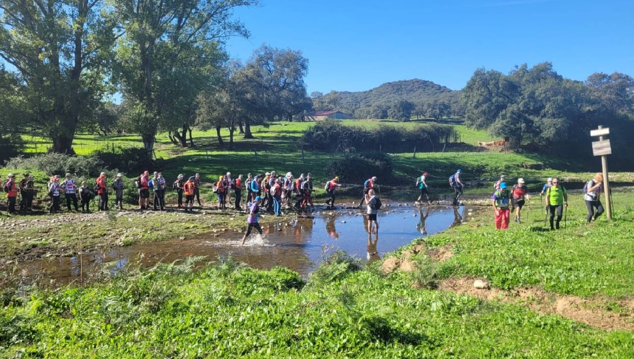 Los participantes esperan la llegada de una nueva jornada del Circuito Provincial de Senderismo 