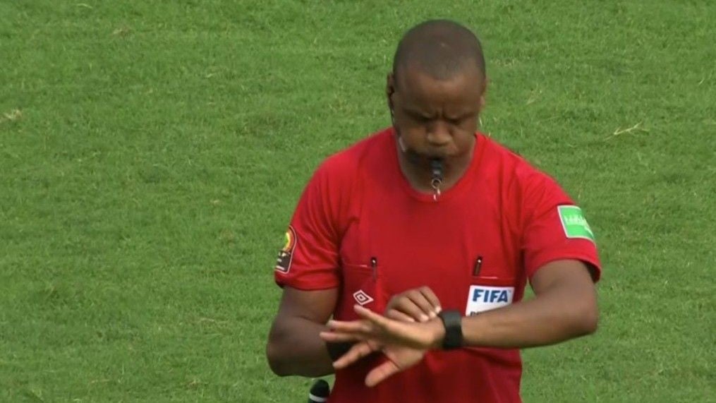 Un árbitro acusado de corrupción la lía en el Bélgica-Canadá