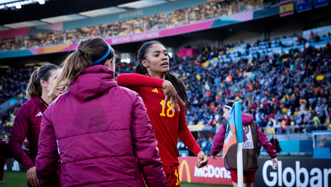 Salma Paralluelo se acuerda de los que le apoyan tras su gol decisivo con España