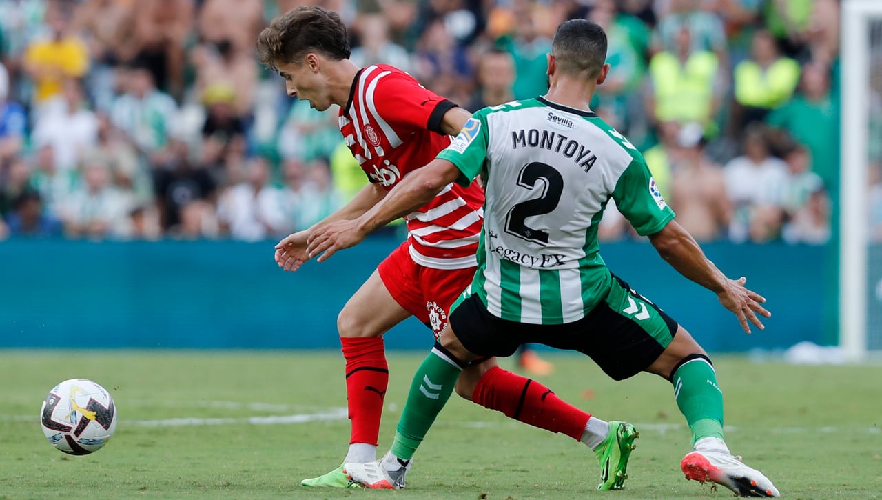 Fran Delgado adelanta por la derecha a Montoya