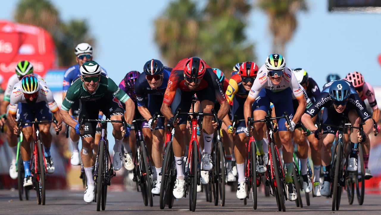 Kaden Groves repite triunfo y Evenepoel refuerza su liderato