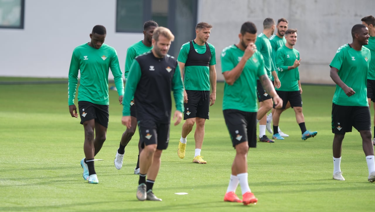 El Betis recupera cinco efectivos pero suma un nuevo tocado para visitar al Elche  