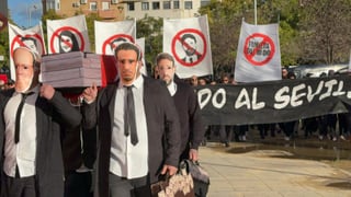 El sevillismo celebra un 'funeral' para protestar contra los dirigentes del club: "Estáis matando al Sevilla"·