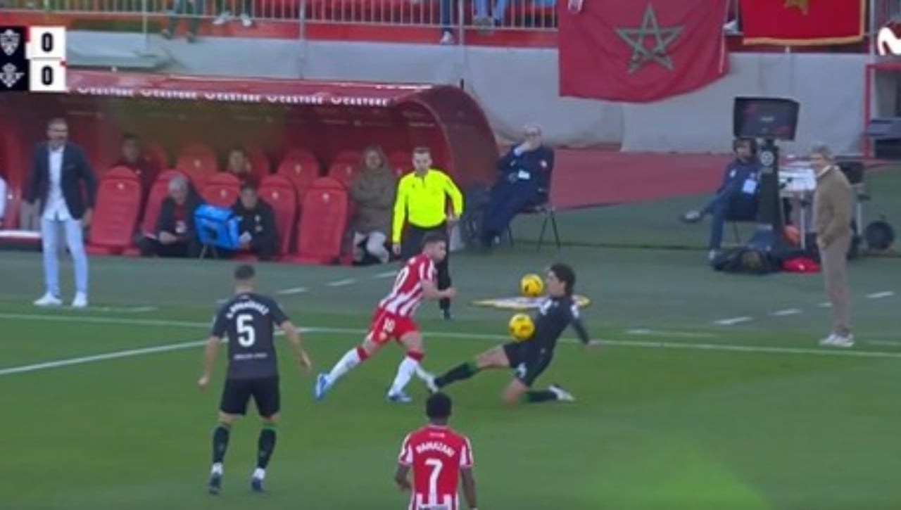 Almería - Betis: la entrada de Bellerín que le costó la roja directa 