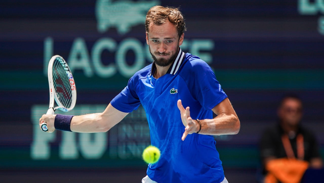 Medvedev le da un duro golpe al tenis español