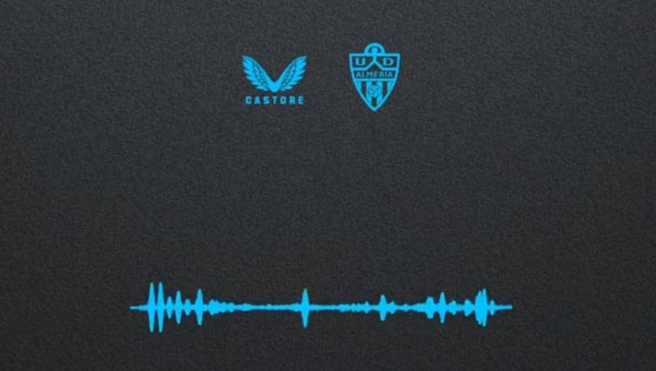 El Almería presenta su tercera equipación inspirada en su himno