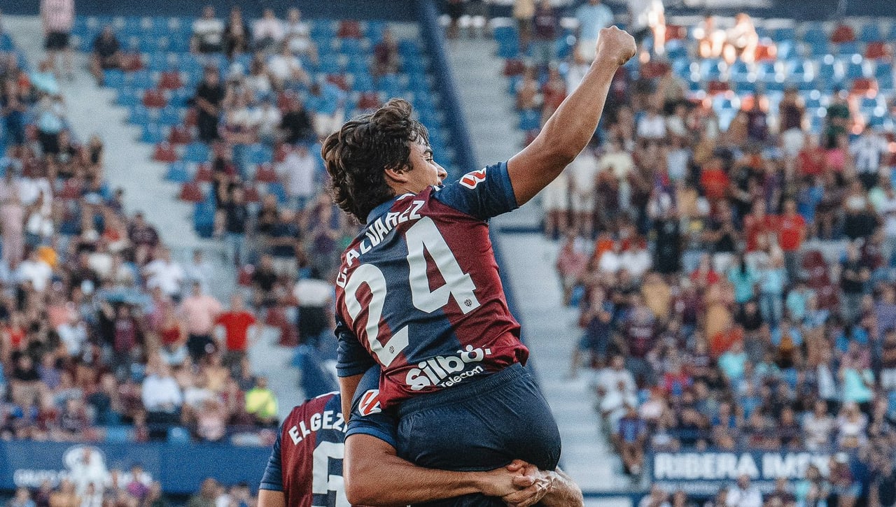 El contrato de Carlos Álvarez en el Levante: cláusula, posible recompra y tajada del Sevilla