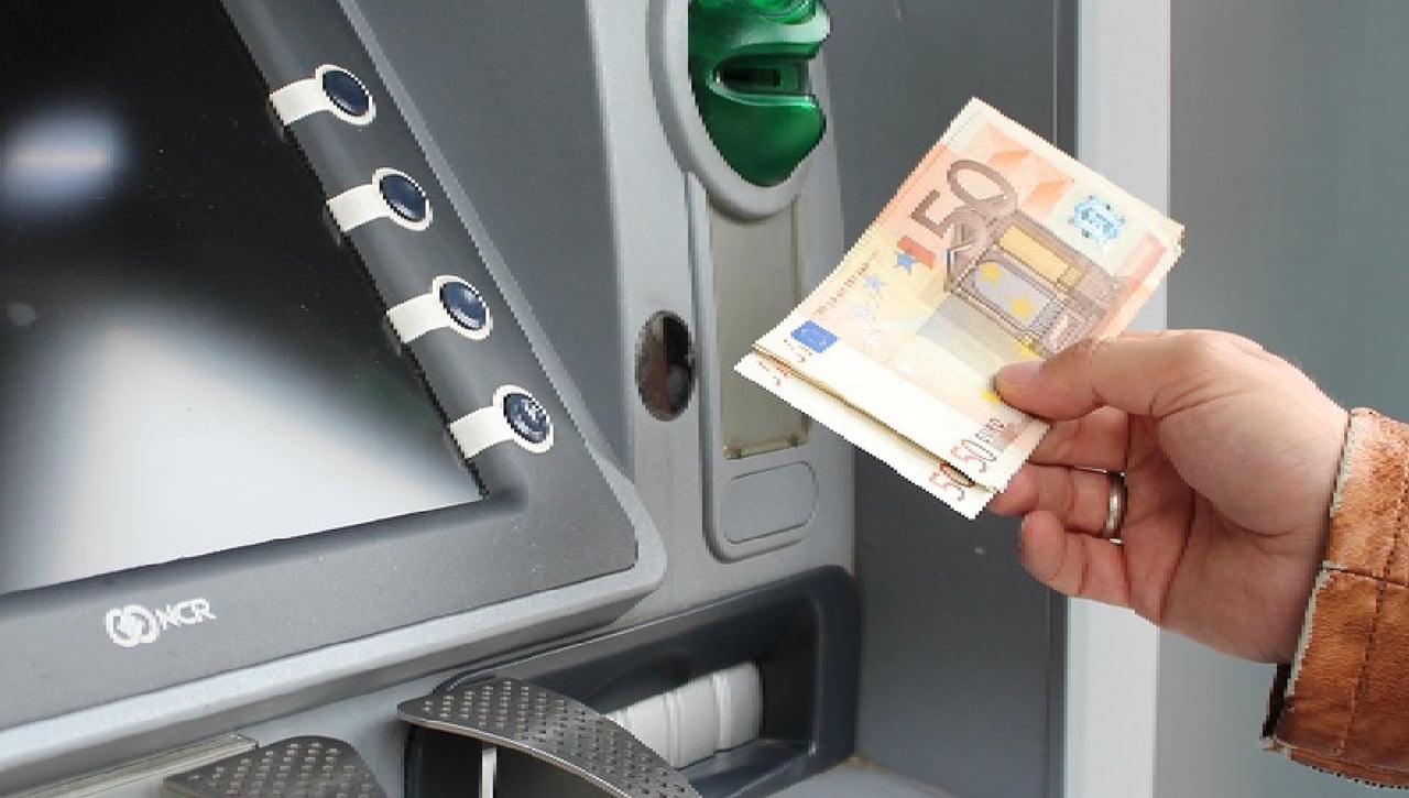 Llegan las multas por sacar dinero en efectivo de los cajeros 