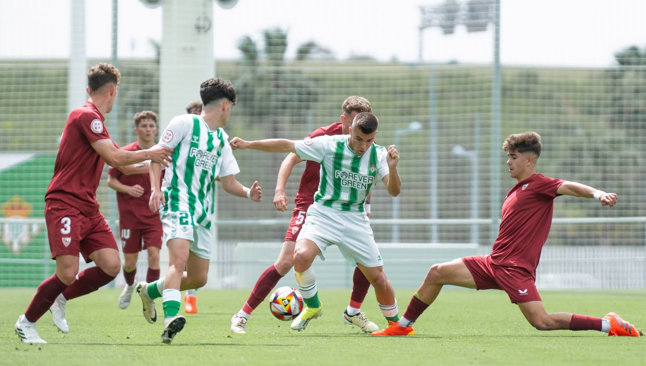 El sevillista Paco Gallardo también 'pasa' del bético Pablo García, máximo goleador juvenil de España