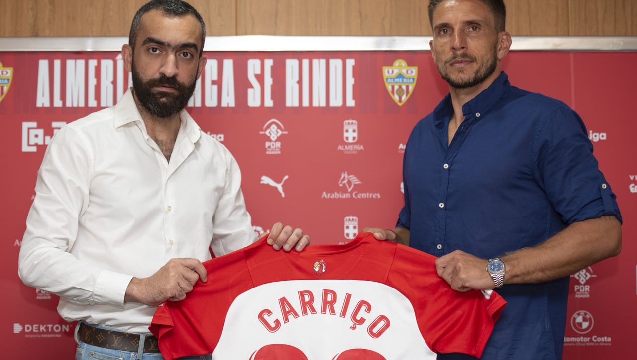 Alcanzó la gloria con el Sevilla y ahora negocia su salida del Almería con la retirada más cercana que nunca
