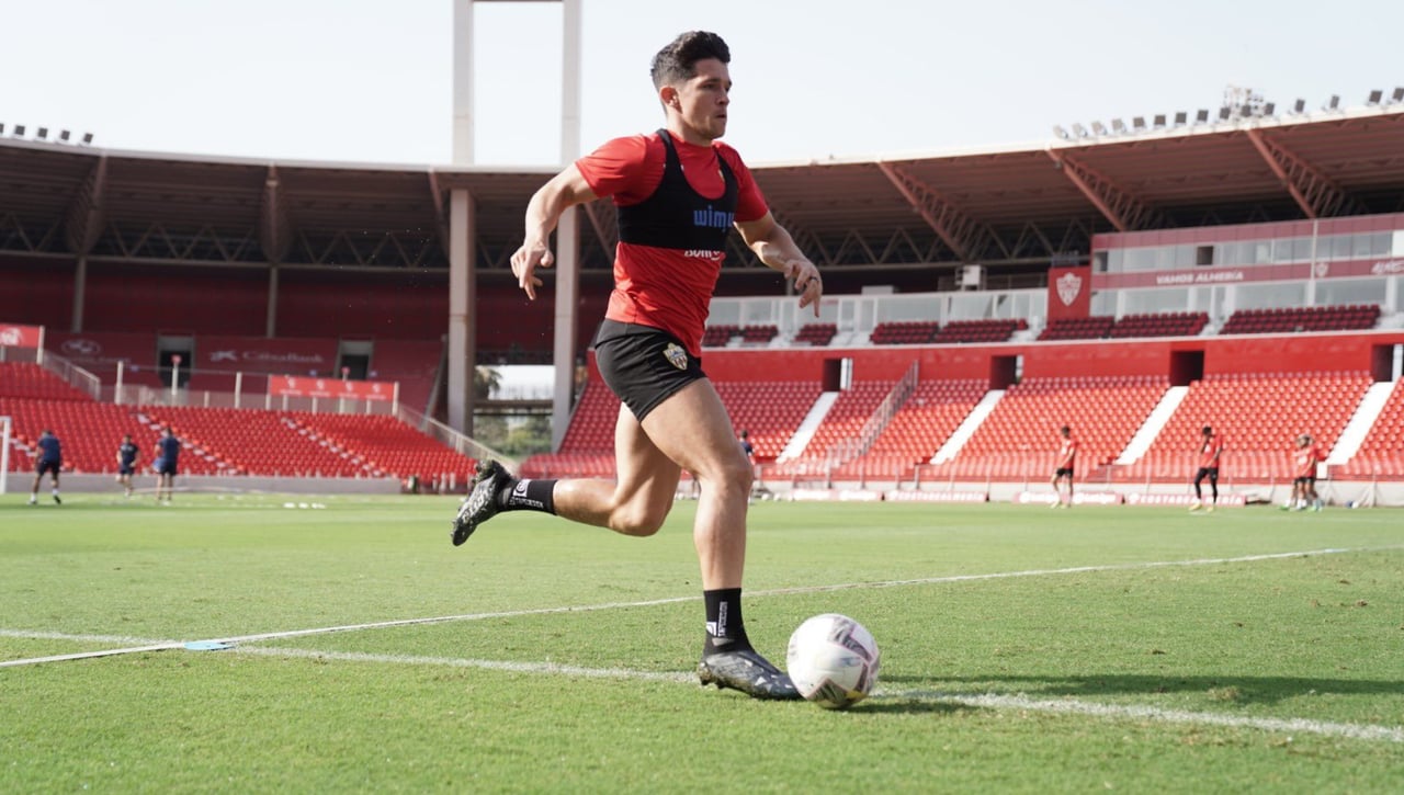 Varios clubes de Segunda a la espera de un jugador del Almería