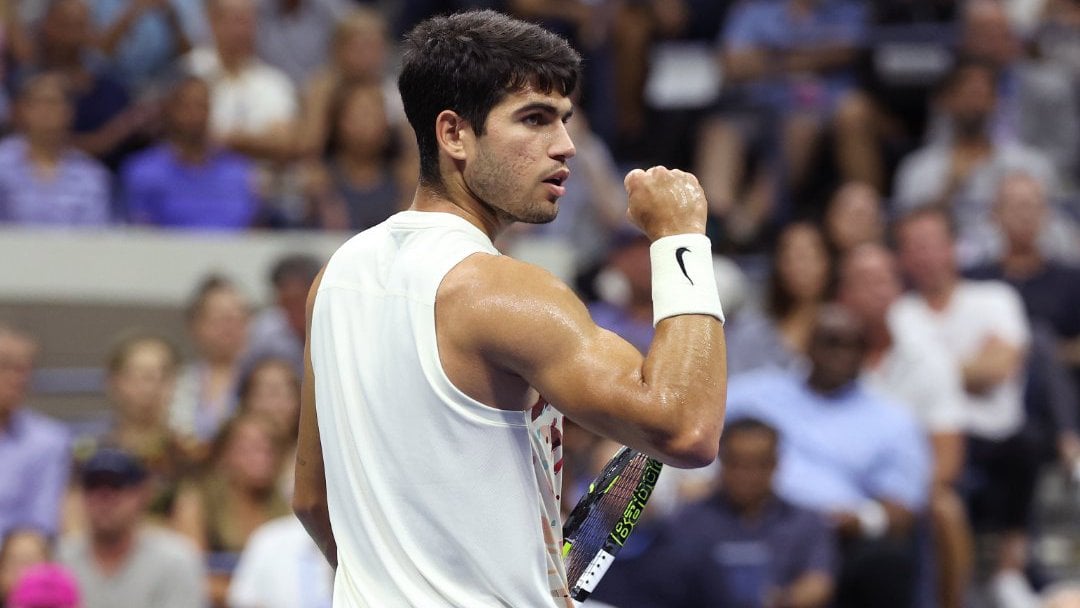 Alcaraz vence y se cita con Medvedev en semifinales del US Open