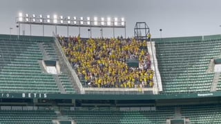 Así celebró la afición del Cádiz, en el estadio, la victoria ante el Betis