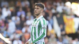 Se lanza para llevarse a Iker Losada