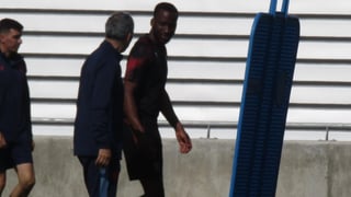 La imagen del entrenamiento del Sevilla: a Lukébakio le cae una 'caparrosina'