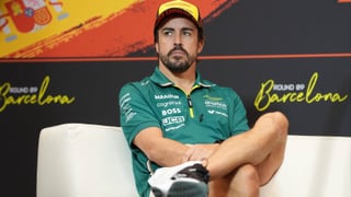 Fernando Alonso la lía en Barcelona nada más llegar