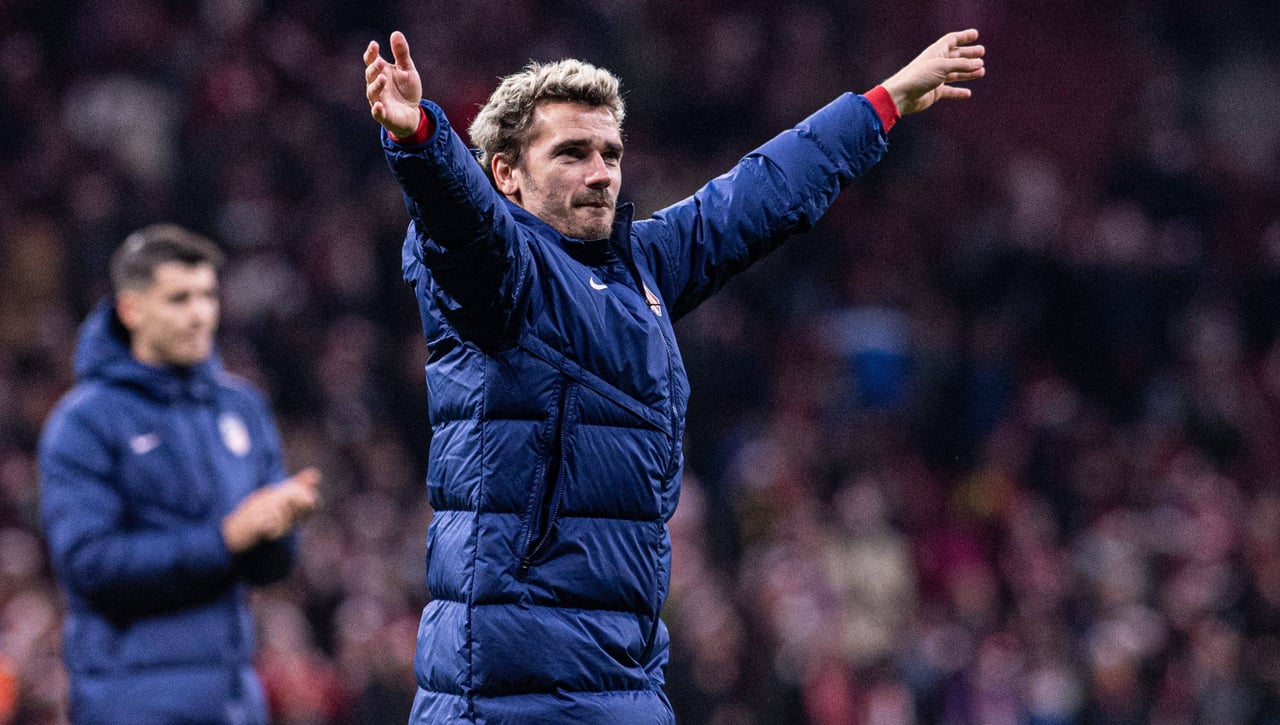 Antoine Griezmann y su estatua en el Metropolitano