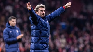 Antoine Griezmann y su estatua en el Metropolitano