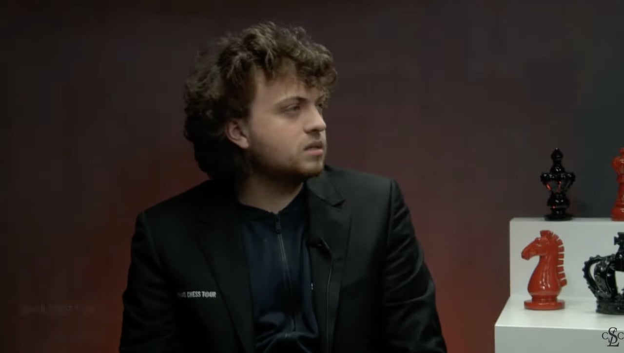 Hans Niemann, acusado de hacer trampas en el ajedrez, escaneado a fondo antes de su partida