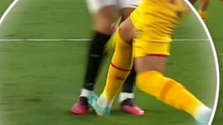 La polémica jugada del Sevilla - Girona: "Es penalti a Ocampos, esto hace mucho daño a los árbitros"