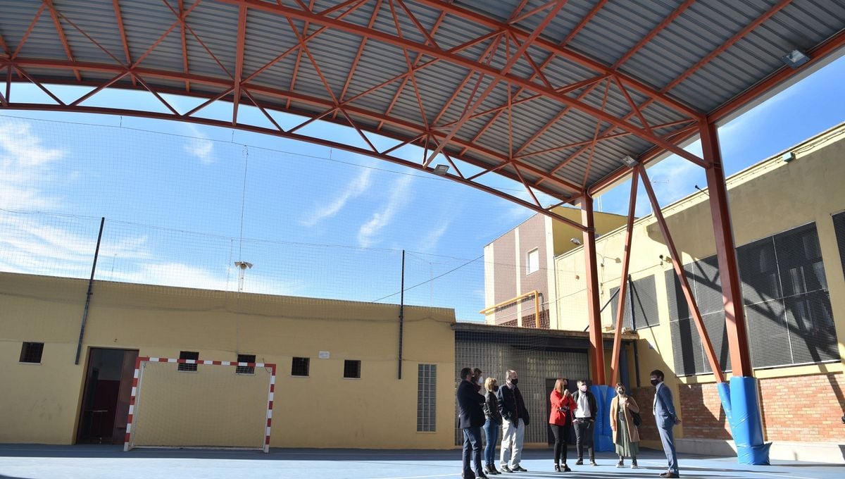 El Ayuntamiento de Sevilla acometerá el cerramiento de la pista del Centro Deportivo Tiro de Línea 