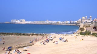 Desalojan una playa de Cádiz por un artefacto explosivo