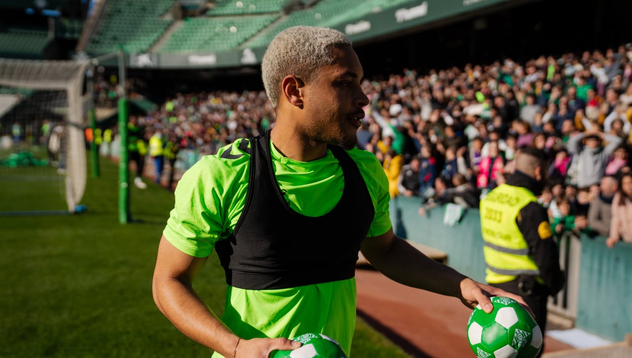 Vitor Roque se despide del Betis rendido a la afición