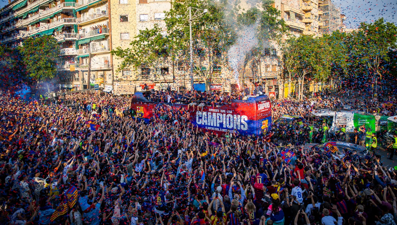 Del "Szczesny fumador" al balón de playa: los momentos destacados de la rúa del Barça