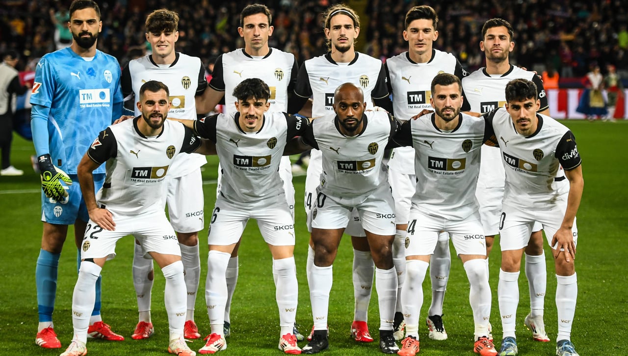 Plantilla completa del Valencia CF en la temporada 2024-25. Todos los jugadores y entrenador del equipo Ché